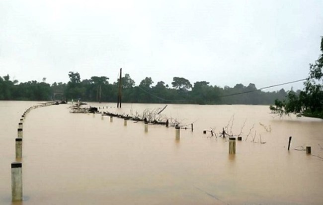 Mưa lũ nghiêm trọng tại Quảng Bình, Quảng Trị và Hà Tĩnh, gây ngập lụt và chia cắt trên diện rộng. (Thời sự trưa 01/11/2016)